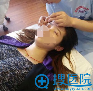 术后一周护士在帮我拆线 术后一周护士在帮我拆线