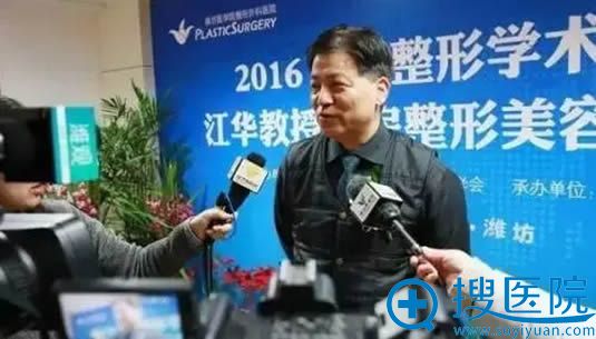 <!--<i data=20240710 data-id=16293></i>-->教授正在接受媒体采访 <!--<i data=20240710 data-id=16293></i>-->教授正在接受媒体采访