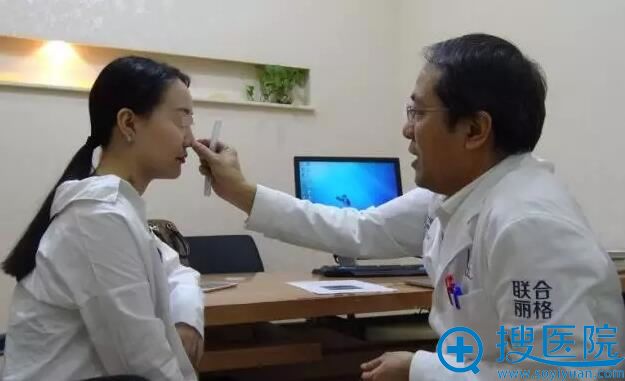 王宗学教授为小雅面诊并设计手术方案 王宗学教授为小雅面诊并设计手术方案
