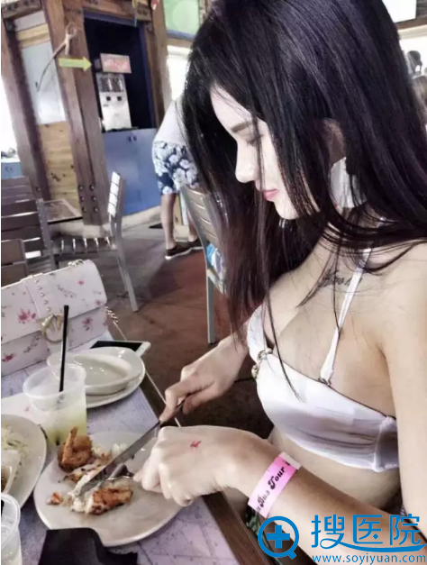 隆胸后变得更性感 隆胸后变得更性感