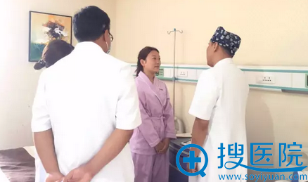 李小正进行术前沟通 李小正进行术前沟通