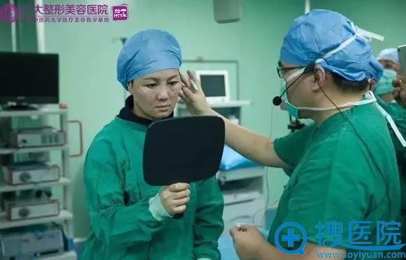 广大查博正在为爱美者设定面部线雕方案 广大查博正在为爱美者设定面部线雕方案