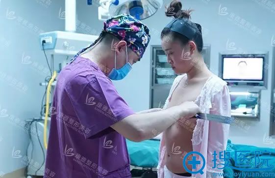 术前银山院长正在为我测量胸部 术前银山院长正在为我测量胸部