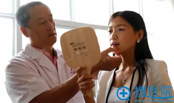 王立刚院长正在为我面诊设计隆鼻方案 王立刚院长正在为我面诊设计隆鼻方案