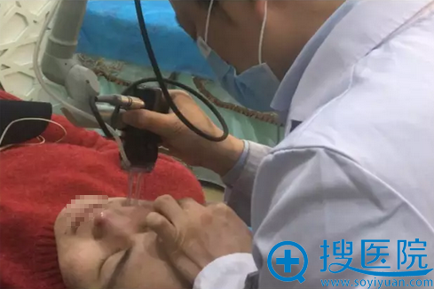 重庆当代祛痘治疗第九步:点阵激光治疗 重庆当代祛痘治疗第九步:点阵激光治疗