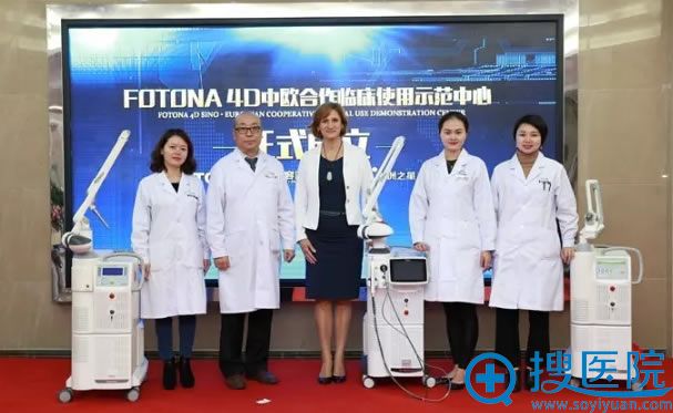 时光整形美肤医生团与总裁合影 时光整形美肤医生团与总裁合影