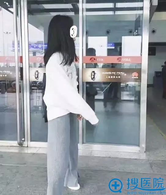 小雪做丰胸前的生活美照 小雪做丰胸前的生活美照