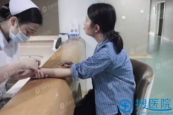医护人员帮我做脂肪填充术前检查 医护人员帮我做脂肪填充术前检查