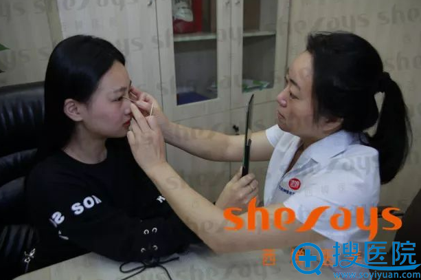 和聂晶莹医生双眼皮面诊中 和聂晶莹医生双眼皮面诊中