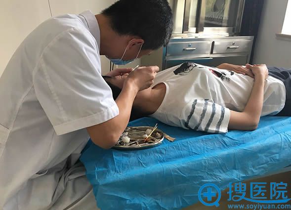 第7天于世川主任正在为我拆线 第7天于世川主任正在为我拆线