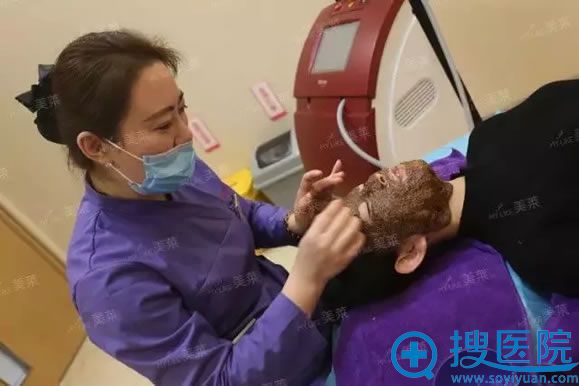 热拉提治疗完成后敷面膜过程 热拉提治疗完成后敷面膜过程