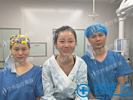 陈邦胤假体隆鼻+耳软骨垫鼻尖术后即刻 陈邦胤假体隆鼻+耳软骨垫鼻尖术后即刻