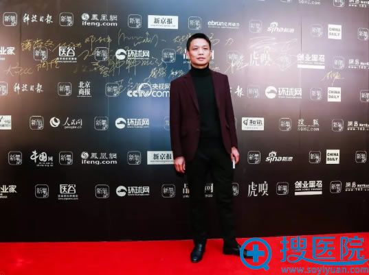 王立鹏主任在签名墙的留影 王立鹏主任在签名墙的留影