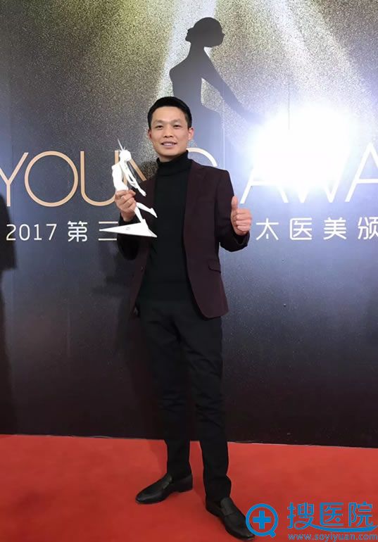 王立鹏与奖杯合影 王立鹏与奖杯合影