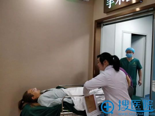 王文俊为Asya实施鼻综合整形手术 王文俊为Asya实施鼻综合整形手术