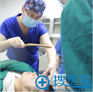 张林宏院长和我进行术前沟通 张林宏院长和我进行术前沟通