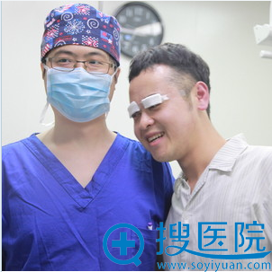 做完双眼皮和张林宏院长合影留念 做完双眼皮和张林宏院长合影留念