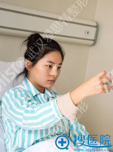 做完隆鼻天在病房 做完隆鼻天在病房