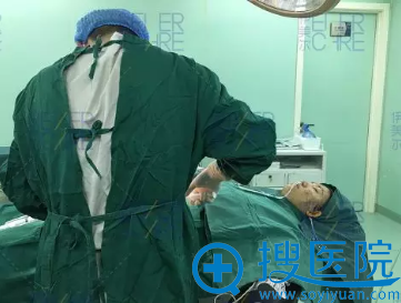 腹部抽脂中 腹部抽脂中