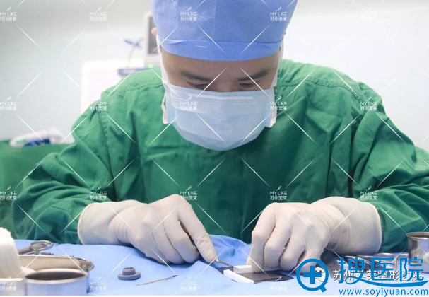 尹飞医生细心雕刻隆鼻假体 尹飞医生细心雕刻隆鼻假体