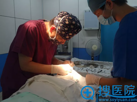 仝院长正在为我进行膨体隆鼻手术 仝院长正在为我进行膨体隆鼻手术