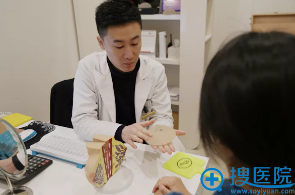 王姐在青岛华颜美面诊查看隆胸假体 王姐在青岛华颜美面诊查看隆胸假体