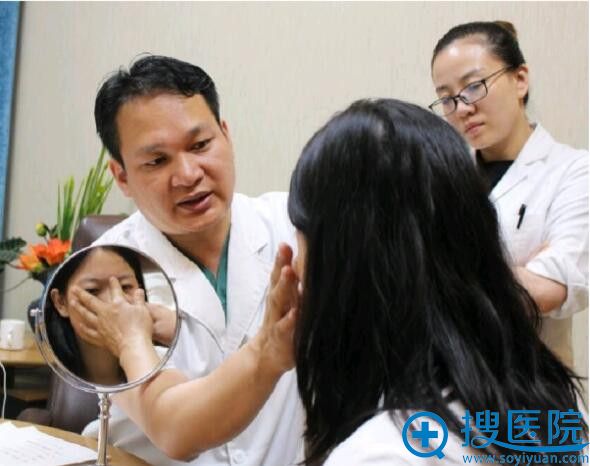 石家庄蓝山医疗美容医院王兴奎面诊中 石家庄蓝山医疗美容医院王兴奎面诊中