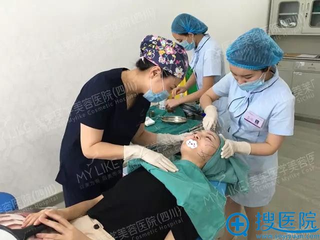 四川美莱面部线雕+玻尿酸填充术中 四川美莱面部线雕+玻尿酸填充术中