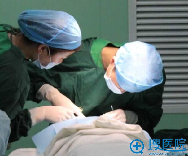 信阳东方艺切开双眼皮真人案例手术中 信阳东方艺切开双眼皮真人案例手术中