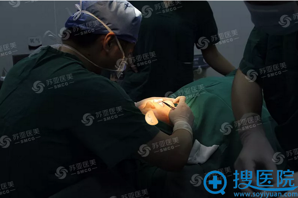 将雕刻好的假体置入口腔内切口 将雕刻好的假体置入口腔内切口