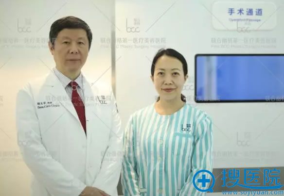 手术室前与杨大平主任合影 手术室前与杨大平主任合影