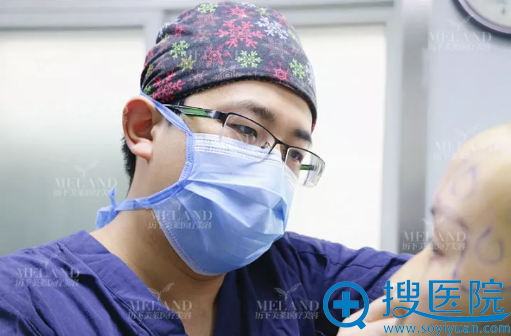 韩旭进行术前设计 韩旭进行术前设计