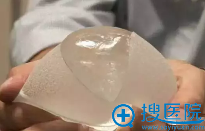 假体隆胸多少钱?福州美莱华美整形讲1W元和10W元的胸假体区别