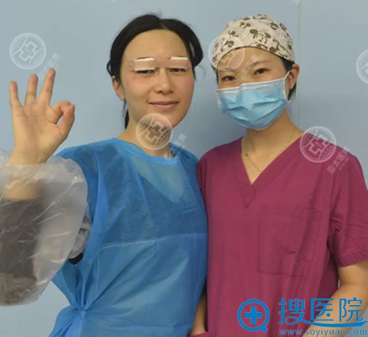 刚做完双眼皮和李瑞萱医生合影 刚做完双眼皮和李瑞萱医生合影