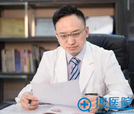 好多网红说易曦做鼻子好 在长沙爱芮思面诊后拿了份整形价格表