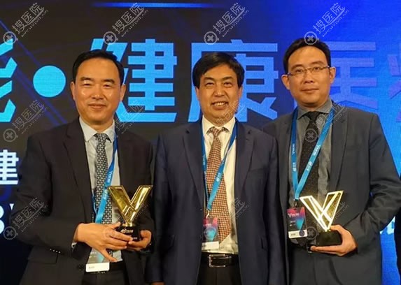 首玺丽格韩胜与巫文云<!--<i data=20240710 data-id=16543></i>-->合影 首玺丽格韩胜与巫文云<!--<i data=20240710 data-id=16543></i>-->合影