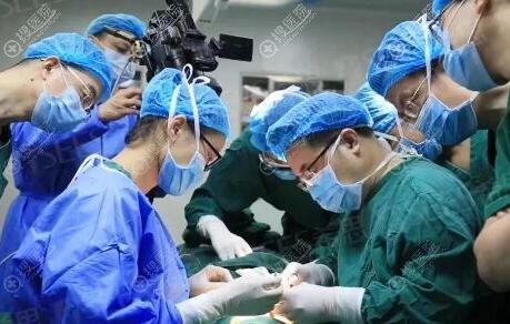 鼻综合整形手术进行中 鼻综合整形手术进行中