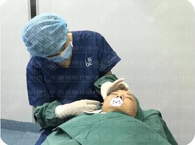 陈银东院长线雕前进行局部麻醉 陈银东院长线雕前进行局部麻醉