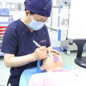 文钟泽院长双眼皮手术中 文钟泽院长双眼皮手术中