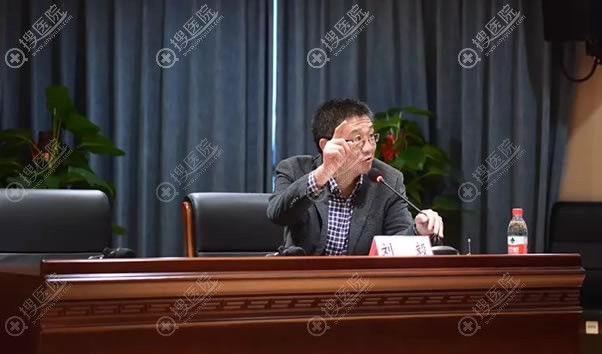 分会副主任委员<!--<i data=20240710 data-id=15978></i>-->教授主持下半场会议 分会副主任委员<!--<i data=20240710 data-id=15978></i>-->教授主持下半场会议