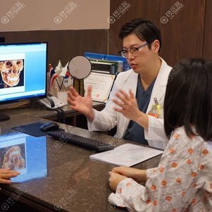 手术当天医生进行术前综合分析 手术当天医生进行术前综合分析