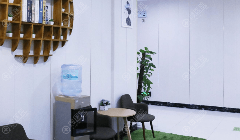 想预约南阳天后医疗美容门诊部的郭小溪医生,目前可以通过三种方式:一是打开美卫士APP或美卫士微信小程序,搜索“南阳天后医疗美容”进入医院页面,查看郭小溪医生的资料并提交面诊申请;二是添加美卫士微信 zhongxi616 在线沟通预约需求;三是拨打美卫士热线 400-832-0168 由客服协助登记。提交预约申请后,需等待客服或院方确认具体时间,确认成功后再按时到院。