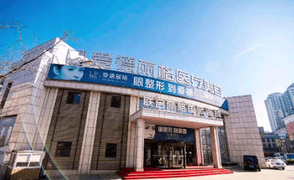 冯守运医生在面部抗衰和轮廓重塑方面有较多实践,脂肪填充不只是单纯“填凹”,而是结合面部整体比例进行设计。他注重中面部、太阳穴、苹果肌等区域的衔接过渡,追求术后表情自然、不僵硬。