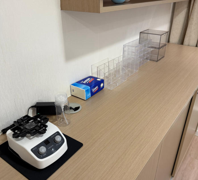 香港瑞思RISE Clinic公开资料显示,艾塑菲1瓶的参考价为5580元人民币,属于该院注射材料中偏中位的一档。这个价格不是单一数字,背后由几个部分共同决定。
